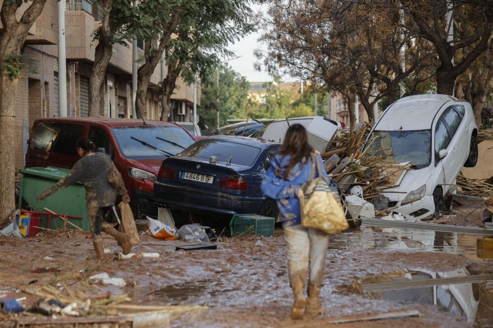 Zanemećete zbog srceparajućih prizora iz Valensije: Sud pretvoren u mrtvačnicu, ljudi zarobljeni na krovovima! FOTO