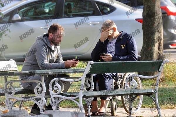 Čeda Jovanović uslikan ispred klinike za rehabilitaciju: Isrpljen, zabrinut, političar u sasvim drugom izdanju FOTO