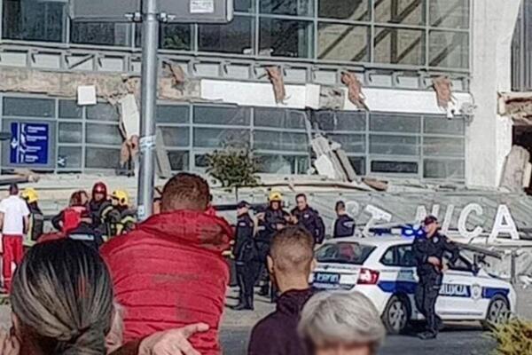 Vozilo pogrebne službe stiglo na lice mesta: Užas nakon urušavanja nadstrešnice u Novom Sadu! (FOTO)