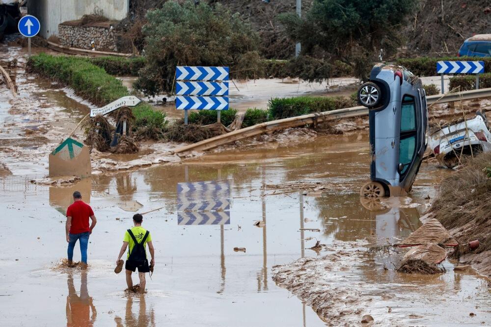 Apokaliptične scene u Španiji: Tornado razneo benzinsku pumpu, kuljaju bujice, zatvoreni zdravstveni centri