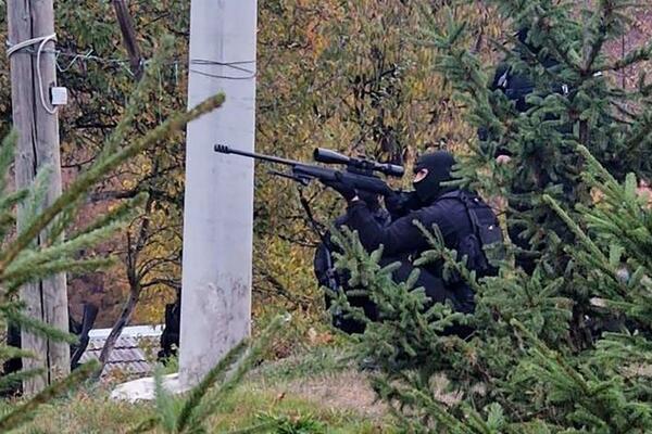 Opsadno stanje u selima oko Brodareva zbog Alije: Specijalci sa dugim cevima i pancirima češljaju svaki ćošak! FOTO