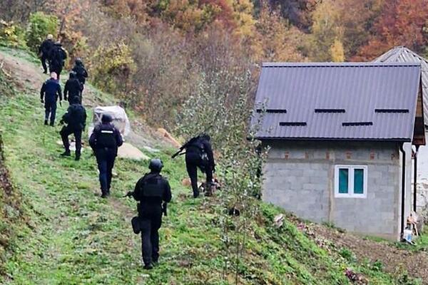 Dramatične slike iz sela gde specijalci tragaju za ubicom, šire se strah: U ovom slučaju se zatvaraju škole! (FOTO)