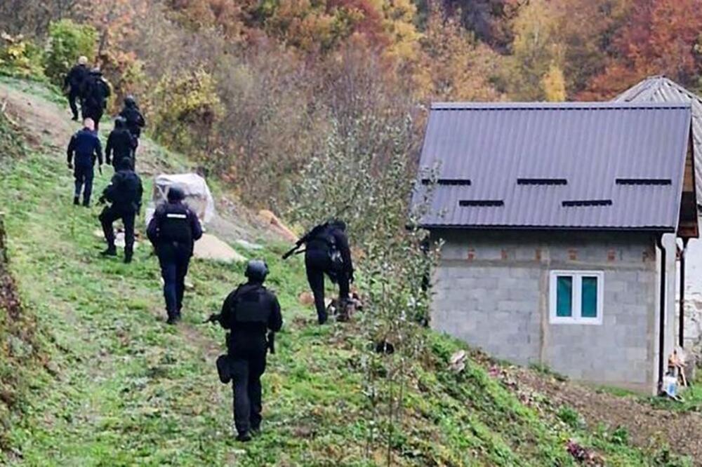 Dramatične slike iz sela gde specijalci tragaju za ubicom, šire se strah: U ovom slučaju se zatvaraju škole! (FOTO)