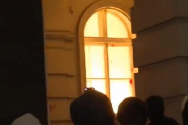 Demonstranti ubacili zapaljenu baklju u Gradsku kuću: Haos u Novom Sadu, pogledajte strašne scene! (VIDEO)