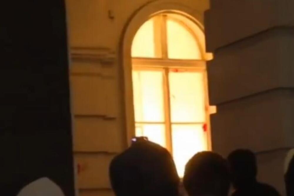 Demonstranti ubacili zapaljenu baklju u Gradsku kuću: Haos u Novom Sadu, pogledajte strašne scene! (VIDEO)