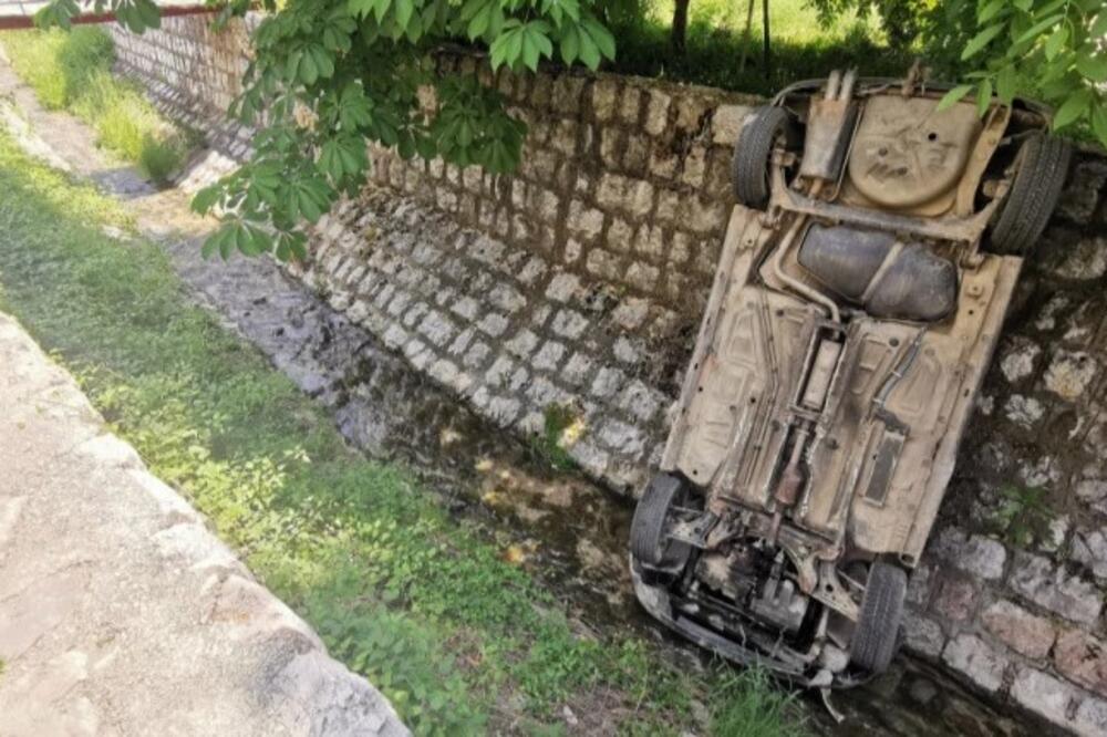 Neverovatna nezgoda u Novom Pazaru: Vozač nije povukao ručnu kočnicu, njegov automobil završio u reci Jošanici FOTO