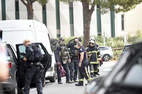 Ambasadi u Parizu prete bombom! Poznato iz koje zemlje je stigao mejl