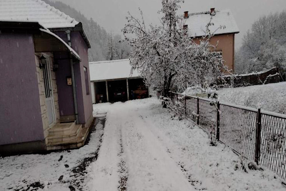 Pada od dva noćas, zavejalo i planine i sela: Prvi sneg u ovom delu Srbije se ne šali - veje li veje (FOTO)