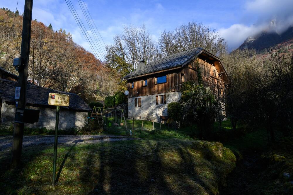 Ovo je kuća u kojoj je troje dece izbodeno nasmrt, najmlađe imalo samo 2 godinice: Otac zatekao jeziv prizor (FOTO)