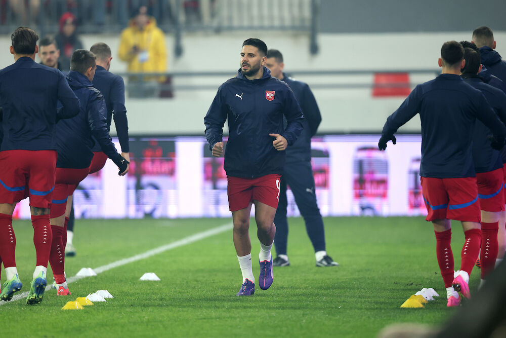 Aleksandar Mitrović na zagrevanju pred utakmicu Srbije i Danske