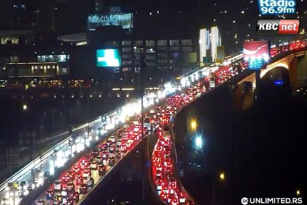 Beograd u potpunom zastoju! Nevreme i popodnevni špic testiraju strpljenje, samo ova tačka je nekim čudom prohodna