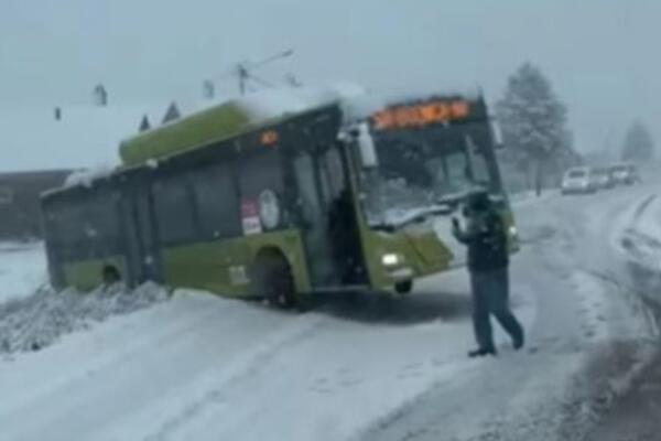 Sneg napravio probleme širom Srbije: Autobus skliznuo s puta kod Šapca, u ovom delu vozila se se ne pomeraju!