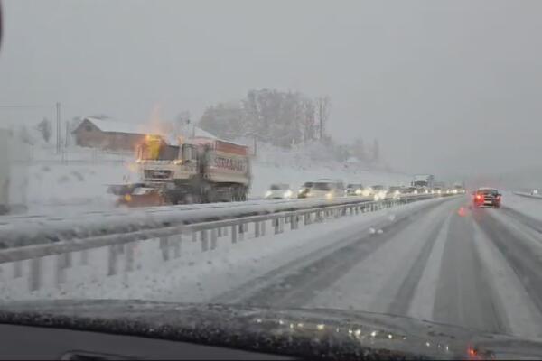 Sneg otežao saobraćaj, a evo šta je tačno dovelo do zastoja na srpskim putevima! Nije nimalo naivno