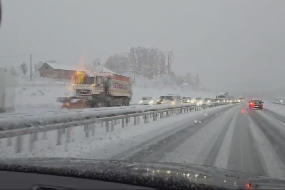 Nove slike kolapsa na auto-putu Miloš Veliki! Automobili ne mogu da mrdnu zbog snega, bolje ne krećite ovuda (FOTO)