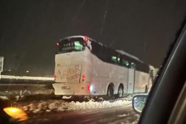 Autobus proklizao i zakucao se u bankinu! Nezgoda na putu kod Pojata, sneg izazvao haos (FOTO)