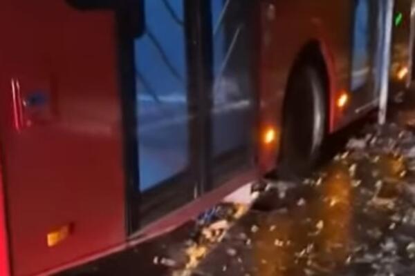 Autobus u ovom delu Beograda pokosio bandere i znakove! Sneg doveo do novog kolapsa, tu je snimak (VIDEO)