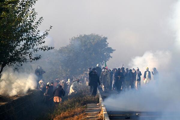 Haos u zemlji koja poseduje nuklearno oružje! Glavni grad u blokadi, vojska i hiljade ljudi na ulicama! (VIDEO)