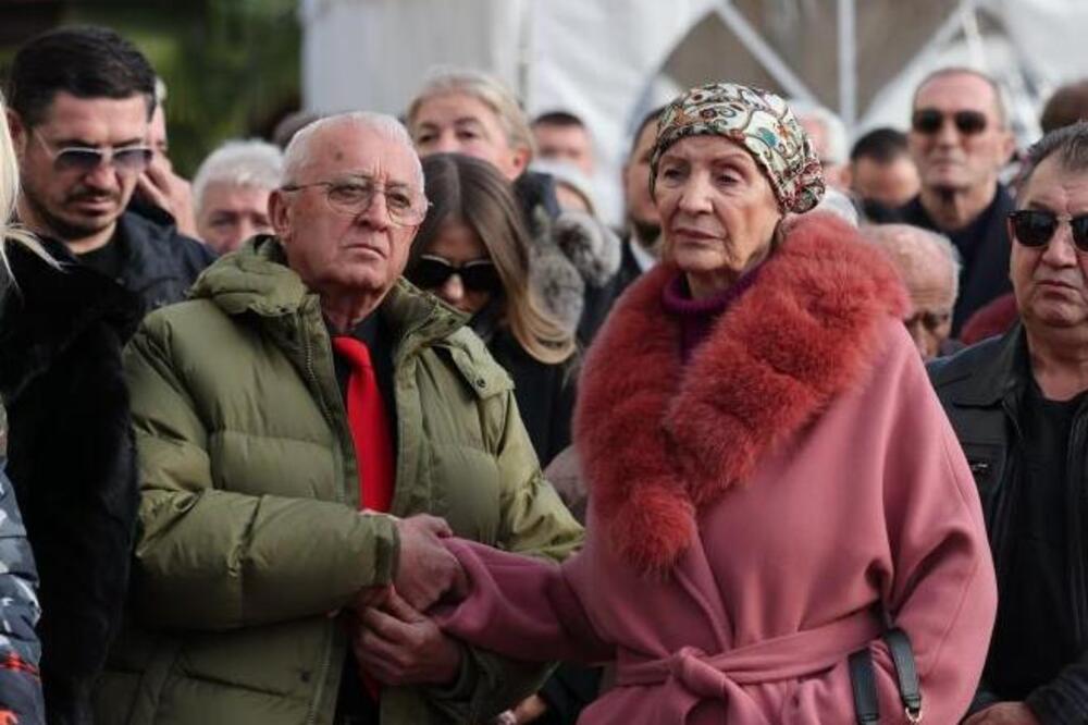 Lepa Lukić nije došla u crnini na Palminu sahranu! Era je pridržava da ne padne, svi gledaju u ono što je obukla