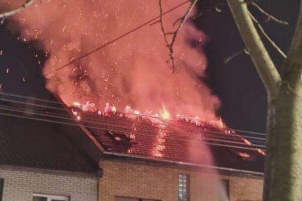 Zapalio se tavan u porodičnoj kući u Pančevu: Vatrogasci se bore sa požarom (FOTO)