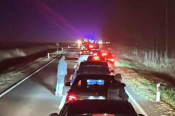 Teška saobraćajka kod Maglića: Sudarili se kamion i automobil, vatrogasci seku vozilo