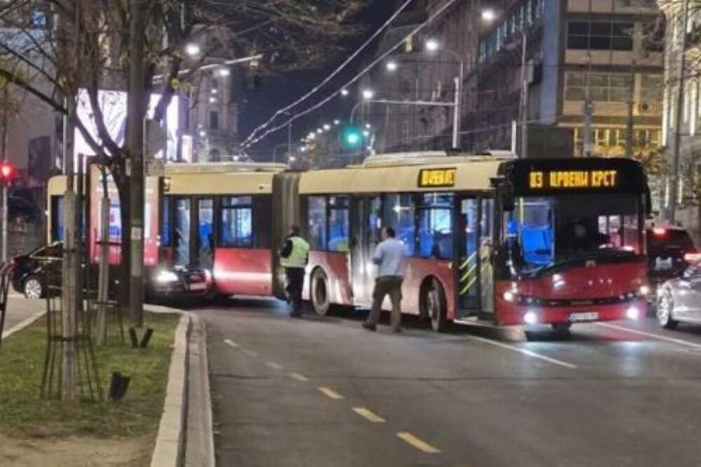 Sudarili se automobil i autobus kod Beograđanke: Nastao opšti kolaps u saobraćaju!