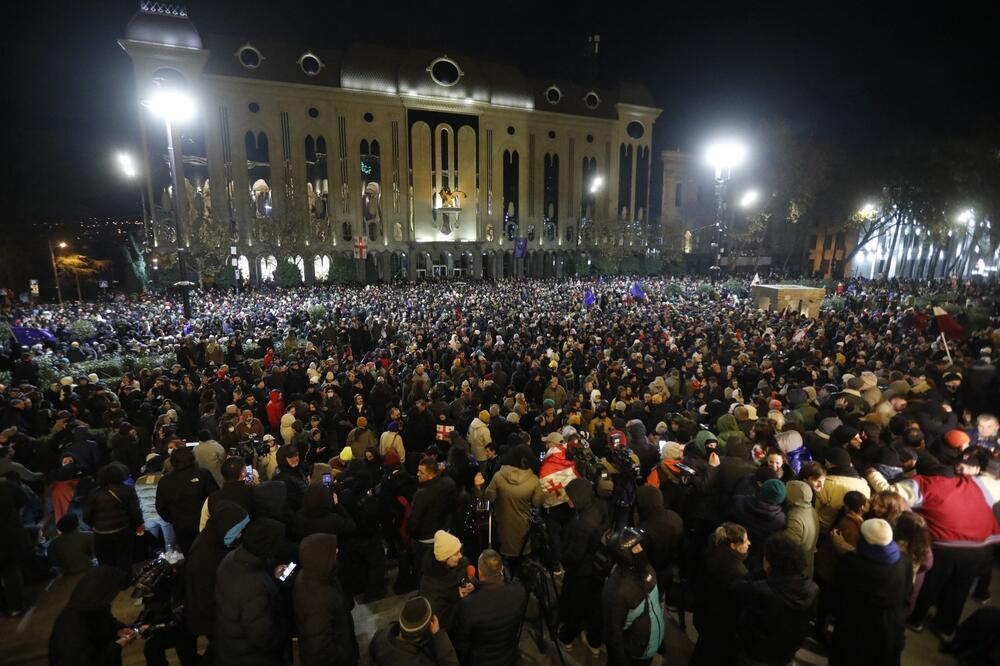 Demonstranti blokirali glavni grad Gruzije: Vlada prekinula pregovore o prijemu u EU (FOTO)