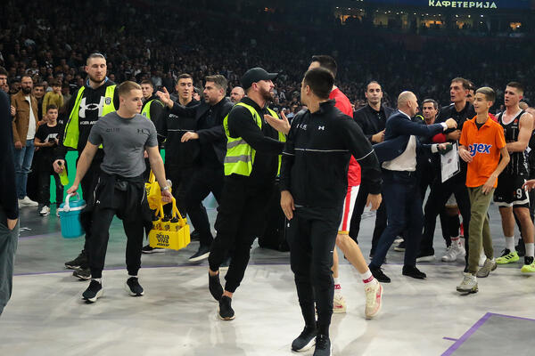 "Onda me je jedan navijač gurnuo..." Trener Olimpijakosa objasnio sukob na parketu (Video/Foto)