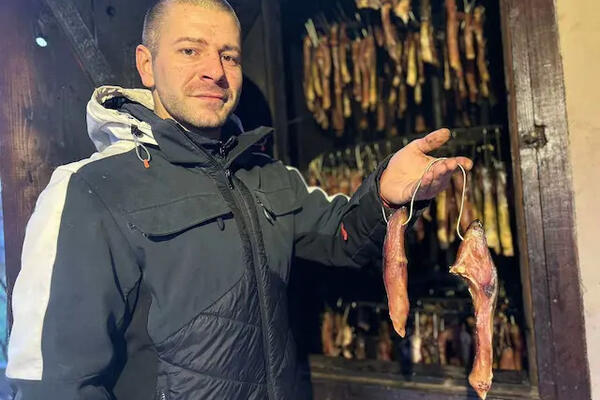 Umesto pršute, celo naselje u Čačku miriše na ovo dimljeno meso: Jovan svoju porodičnu tradiciju ne napušta (FOTO)