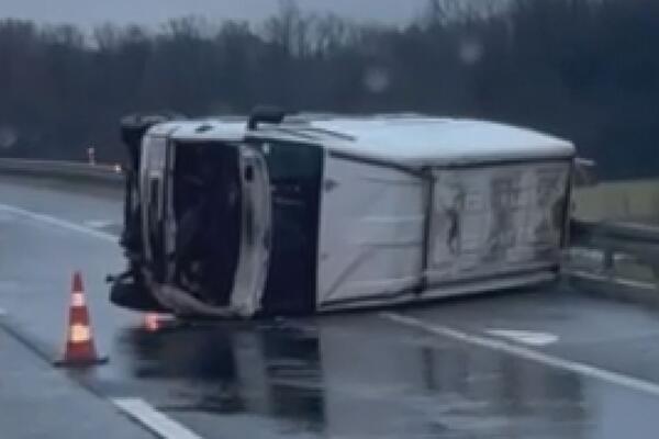 Kombi se prevrnuo na auto-putu Miloš Veliki: Izgubio kontrolu, pa završio na boku saobraćaj usporen (FOTO)