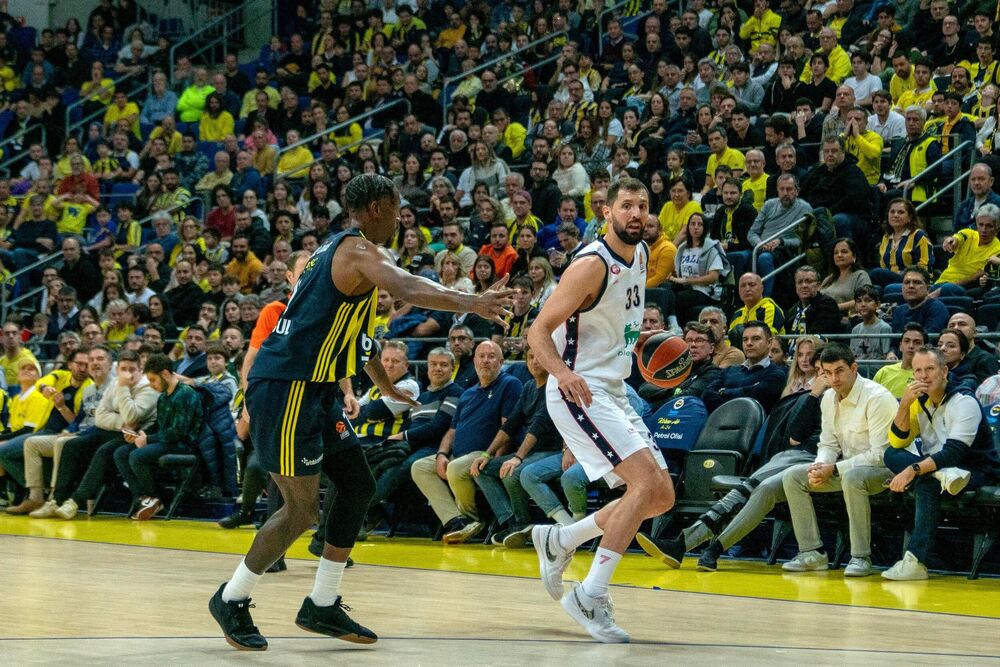 Nikola Mirotić (desno) na utakmici Fenerbahčea i Olimpije Milano