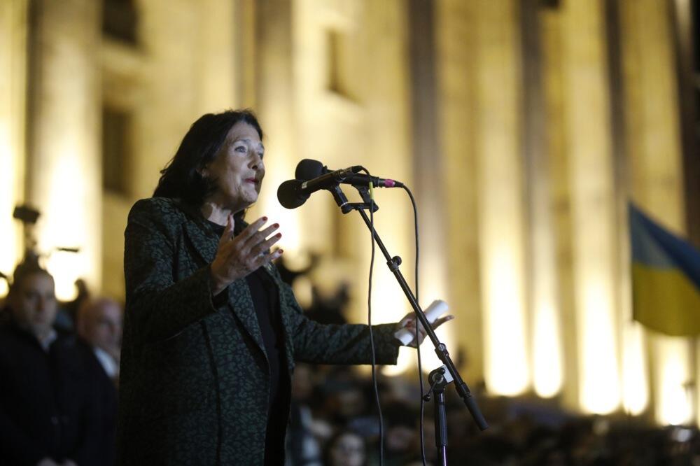 Predsednica Gruzije odbija da ustupi vlast! Poslala jasnu poruku svima - Tbilisi gori treću noć zaredom (FOTO)