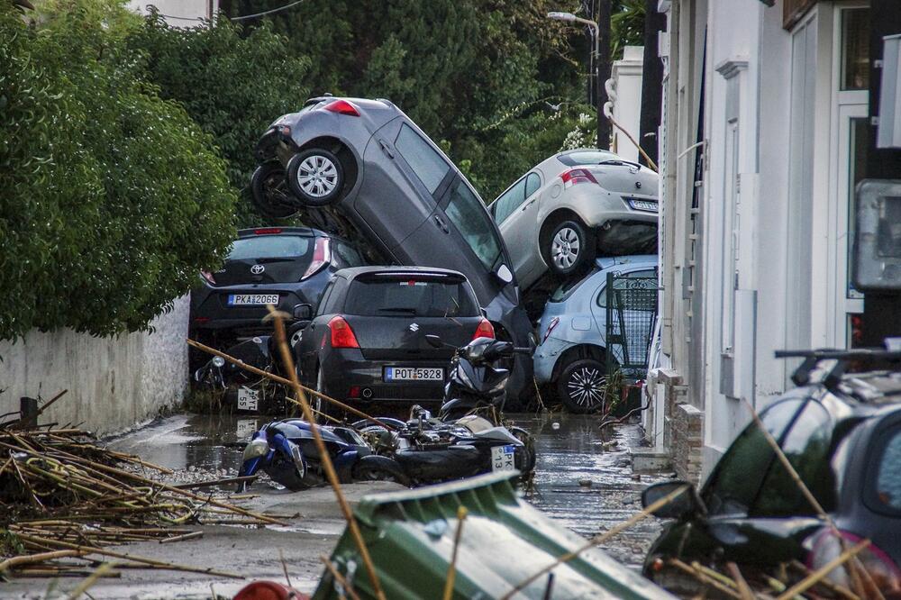 Srušio se most, kola nagomilana na poplavljenim ulicama, ima i mrtvih: Haos na omiljenoj destinaciji Srba (FOTO)