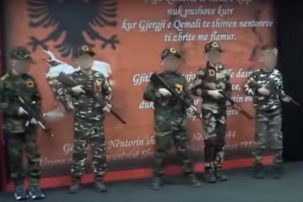 Učenici obučeni u uniforme OVK i sa puškama u rukama! Skandalčina u osnovnoj školi, roditelji aplaudirali! (VIDEO)