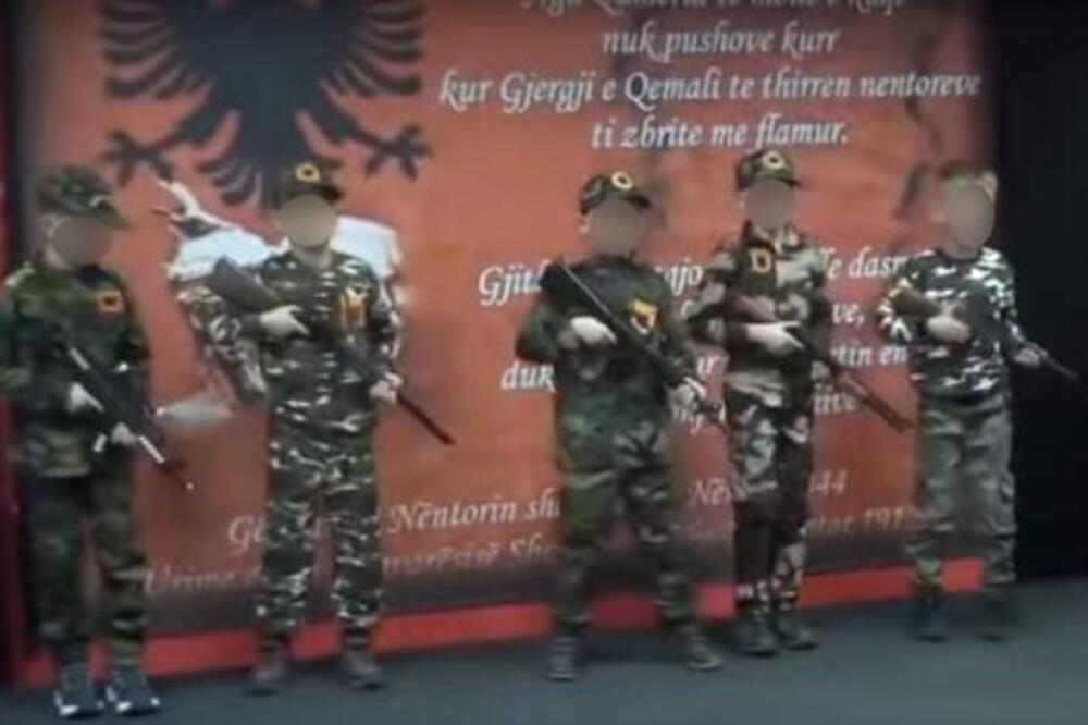 Učenici obučeni u uniforme OVK i sa puškama u rukama! Skandalčina u osnovnoj školi, roditelji aplaudirali! (VIDEO)