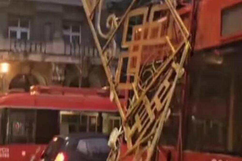 Pala novogodišnja rasveta na trolejbus! Totalni kolaps u Kneza Miloša (FOTO)