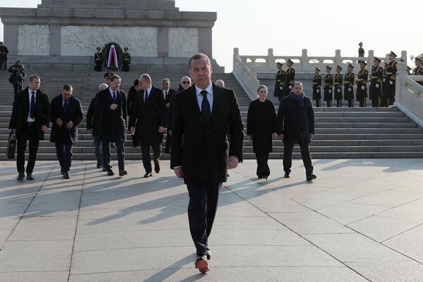 Šta li sad smišlja? Pazite gde je Medvedev otišao, mnogima neće biti svejedno! Vest odjeknula svetom poput bombe!