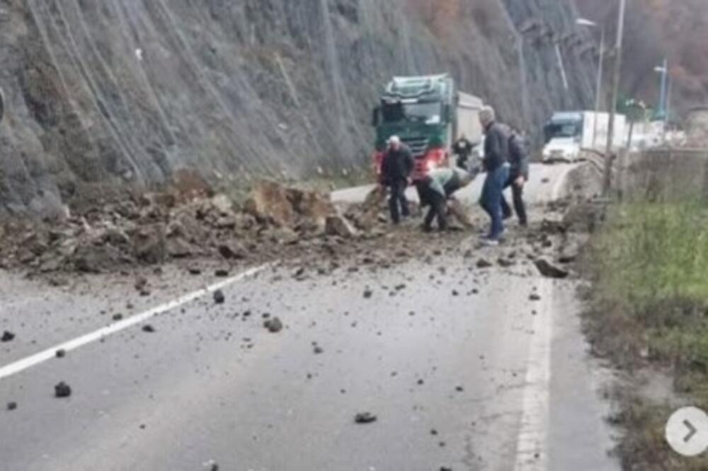 Horor scena kod Čačka: Odlomile se stene i pale na kolovoz! (FOTO)