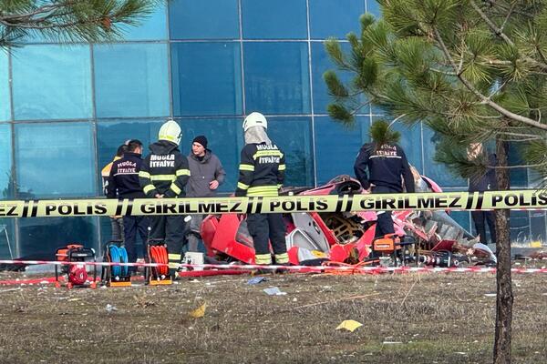 Prve fotografije sa mesta užasa u Turskoj: Helikopter Hitne pomoći pao na zgradu bolnice, stravični prizori (FOTO)