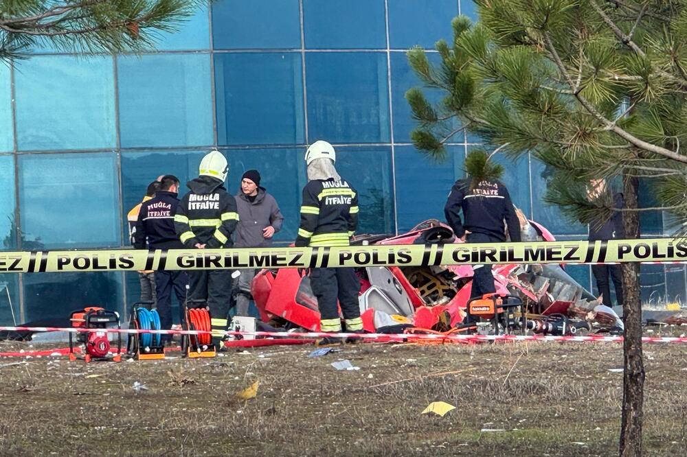 Prve fotografije sa mesta užasa u Turskoj: Helikopter Hitne pomoći pao na zgradu bolnice, stravični prizori (FOTO)