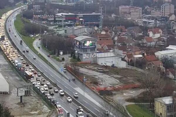 Ponedeljak i kiša- dobitna kombinacija za kolaps u Beogradu: Ovde je najkritičnije, vozila mile (FOTO)