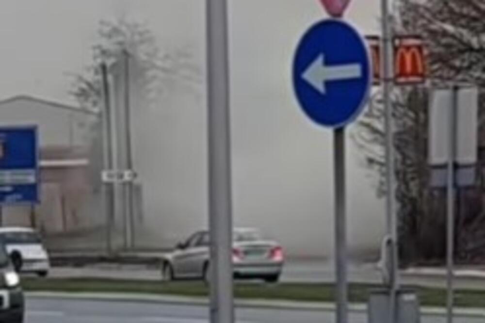 Kulja gust dim na Adi Ciganliji: Požar zahvatio napuštene objekte, vozači ne vide prst pred okom! (VIDEO)