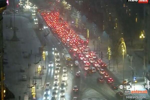 Totalni kolaps u saobraćaju zbog snega i derbija: Beograd paralisan, vozila stoje u mestu na ovim tačkama