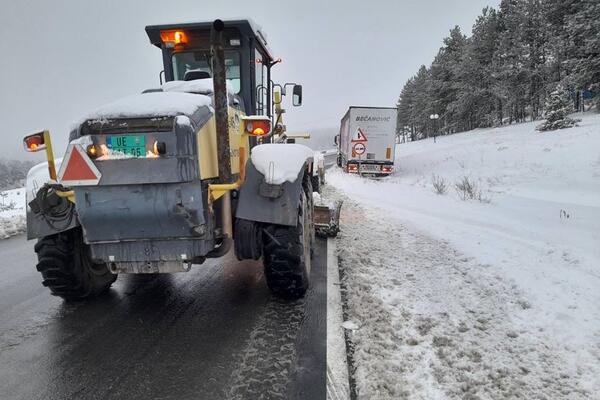 U Čačku napadalo čak 30 centimetara snega: Sve zimske službe su na terenu