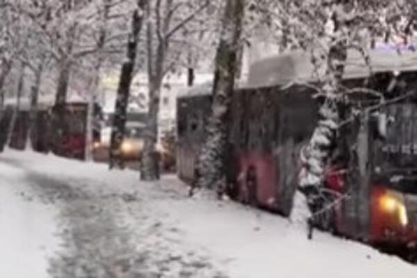 Sneg napravio kolaps na Mirijevu: Autobusi ne mrdaju, vozači se žale, pogledajte snimak! (VIDEO)