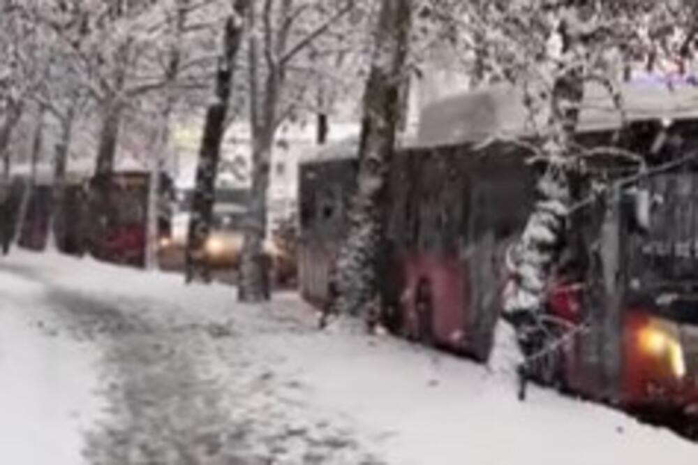 Sneg napravio kolaps na Mirijevu: Autobusi ne mrdaju, vozači se žale, pogledajte snimak! (VIDEO)