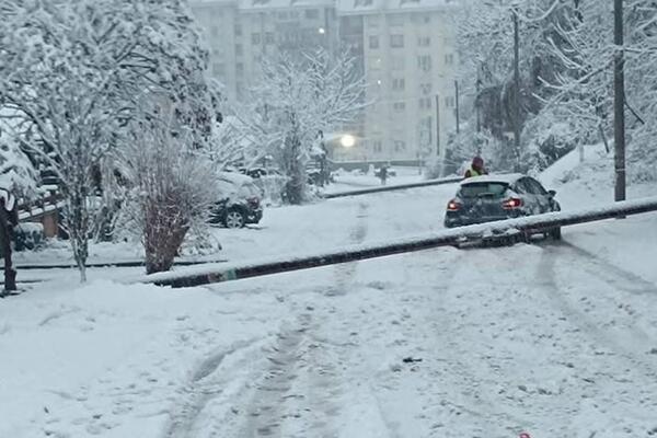 U KRAGUJEVCU, "IGRE GLADI" UŽIVO! Pogledajte na šta su vozači primorani zbog snega, opasno po život! (FOTO)