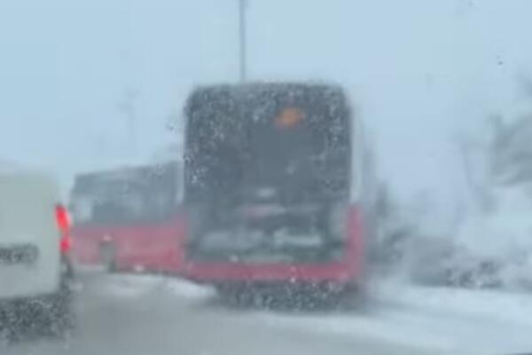 Autobus sleteo sa puta u Sremčici! Skroz proklizao, pojavio se snimak potpuno iskrivljenog duplog vozila (VIDEO)