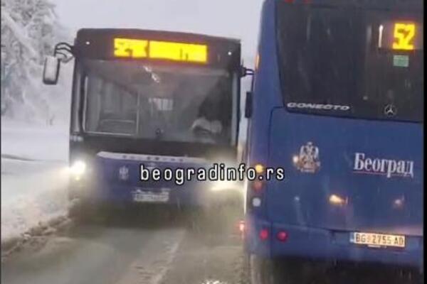 Vozač na liniji 52 loše procenio, pa je udario drugi autobus u susretu! Totalna blokada zbog saobraćajke