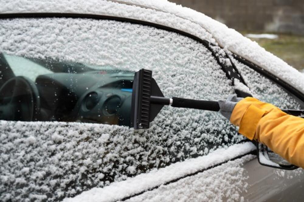 Srbi jednu stvar koriste da odlede šoferku, a mnogo je štetna: Evo kako da očistite sve od snega i sačuvate auto