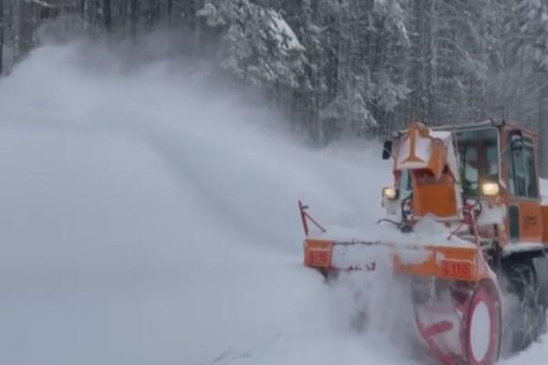 U ovom delu BiH sneg dostigao nenormalnu visinu: Ljudi zatrpani i odsečeni od sveta (FOTO)